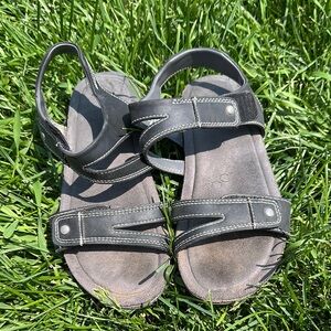 Khombu Strappy Sandals 7